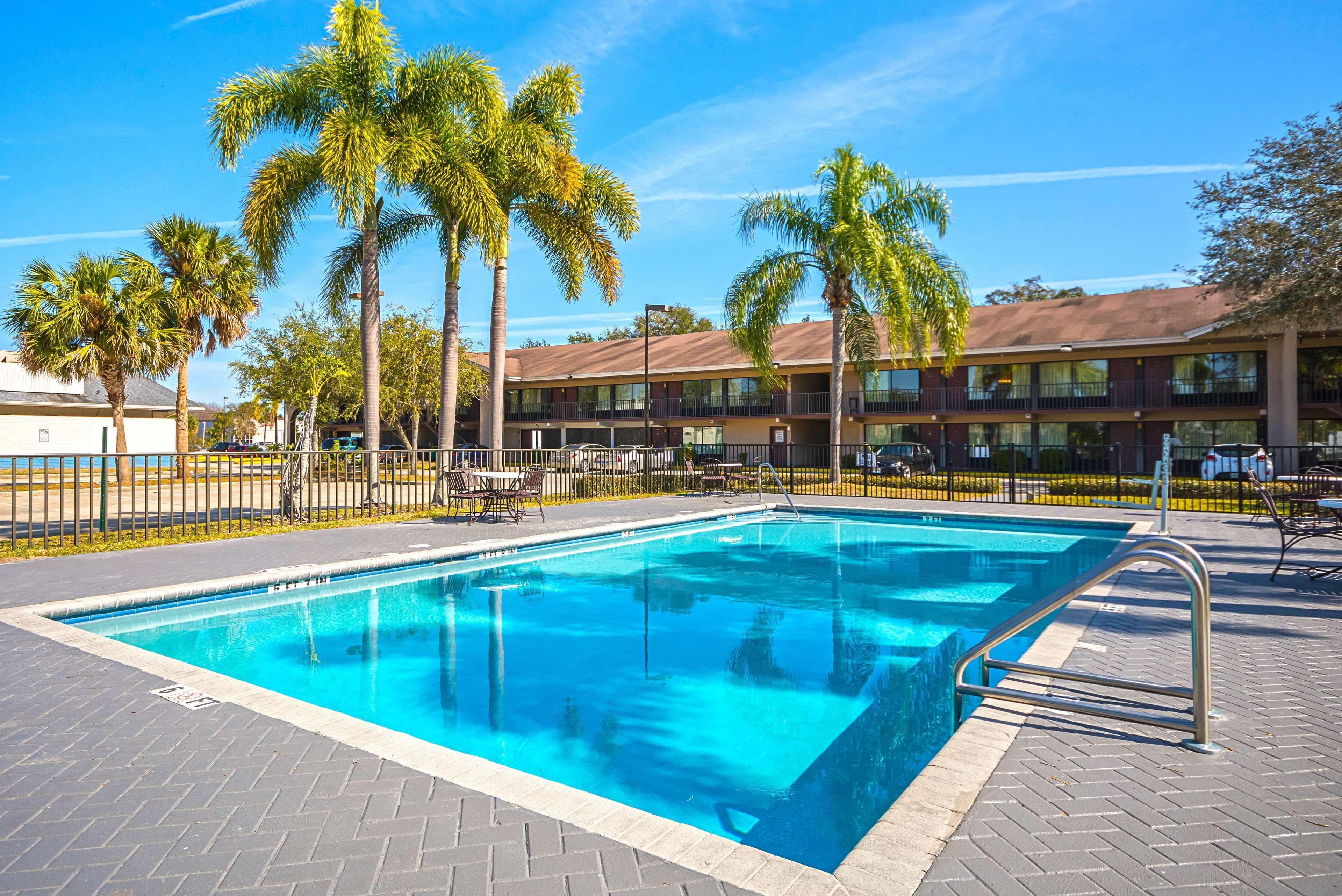 Staying Near Melbourne Square Mall: 6 Budget Hotels Compared