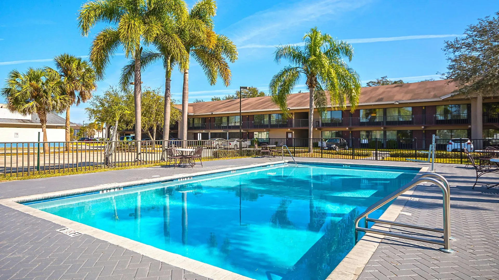 Staying Near Melbourne Square Mall: 6 Budget Hotels Compared